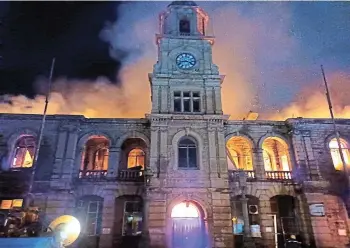  ?? Picture: SUPPLIED ?? END OF AN ERA: City Hall in Komani going up in flames