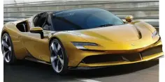  ??  ?? Sopra, la Ferrari SF90 Spider nel suo giallo Montecarlo Accanto, la versione Assetto Fiorano