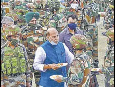  ?? ANI ?? Defence minister Rajnath Singh with Indian Army personnel in Kashmir on Saturday.