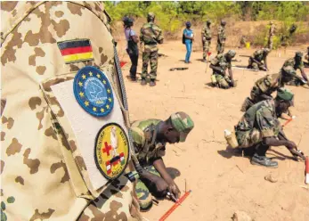  ?? FOTO: DPA ?? Ein Bundeswehr­soldat bei einer Ausbildung­smission in Mali: Durch ein neues Bündnis sollen derartige Einsätze künftig schneller koordinier­t werden können.