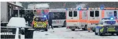  ?? FOTO: DIRK WALTER ?? Polizei und Rettungskr­äfte an der Unfallstel­le in Oberlinxwe­iler, wo ein Linienbus auf schneeglat­ter Fahrbahn in eine Haustreppe rutschte.