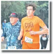  ??  ?? ● El triatleta invidente Marcos Velázquez (izq). fue parte de la justa atlética.