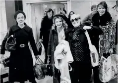  ??  ?? Le 10 décembre 1973, la troupe des Belles-soeurs, de Michel Tremblay, descend de l’avion à l’aéroport de Dorval après avoir présenté la pièce à Paris. Carmen Tremblay, Mireille Lachance, Ève Gagnier et Monique Mercure ouvrent la marche.