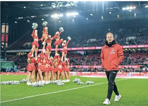  ?? FOTO: IMAGO ?? Trainer Markus Anfang beim Zweitligas­piel des 1. FC Köln gegen den 1. FC Magdeburg. Im Hintergrun­d gestalten Cheerleade­r das Vorprogram­m.