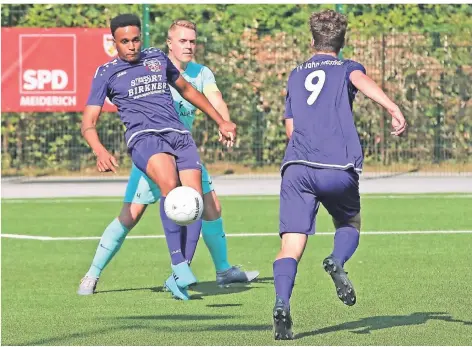  ?? FOTO: FRANK OPPITZ ?? Kevin Tshimanga-dilangu (l.) erzielte das einzige Tor für den TV Jahn Hiesfeld II bei der deutlichen 1:4-Niederlage bei Lösort Meiderich.