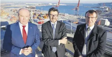  ?? EPE ?? Barkala, presidente del puerto de Bilbao; Álvaro Rodríguez y Álvaro Sánchez, presidente y secretario de Puertos.