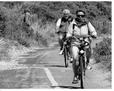  ??  ?? À pied, à cheval, en vélo… De nombreuses activités sont proposées pour le goût de tous.