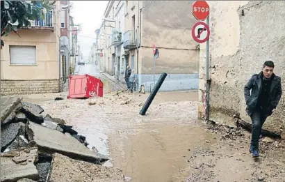  ?? JORDI MARSAL / ACN ?? Así quedaron las calles de Santa Bàrbara (Montsià), donde cayeron 133 litros de agua por metro cuadrado