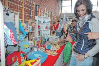  ?? FOTO: HIPP ?? Selbst genähte Taschen oder Kuscheltie­re gibt es an diesem Stand des Alls-sell-gmacht-Marktes.