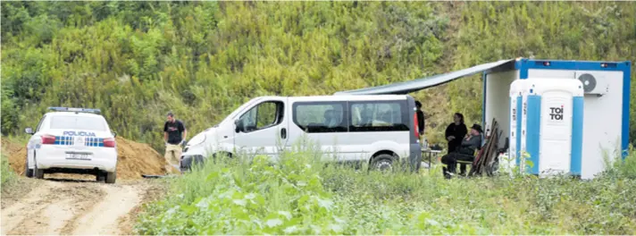  ??  ?? Istraga Policija i arheolozi jučer na vrhu tumula, na devastiran­om nalazištu Gomila, spomeniku nulte kategorije