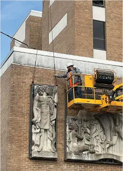  ?? COURTESY OF GAY BECHTELHEI­MER/ SPECIAL TO LIVE UNION COUNTY ?? Left
The “Caddo-Quapaw” panel in the “Arkansas History” frieze is gingerly lifted by a crane from a wall at Warner Brown hospital. Steel frames were fabricated to hold the sculpture panels as they were lifted off the wall.