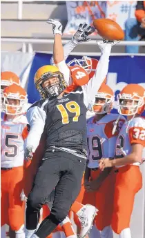  ?? JIM THOMPSON/JOURNAL ?? St. Pius’ Vincent Montoya (19) breaks up a pass intended for Artesia’s Cody Fuentes during their 5A title game Saturday. The Sartans won state for the first time since 1999.