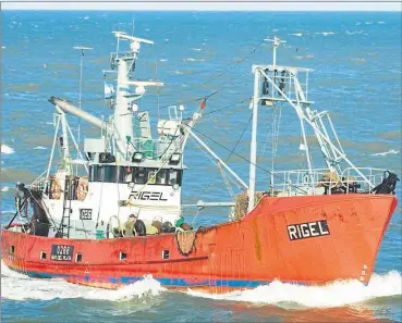  ?? FOTOS: TELAM ?? EL BUQUE. El pesquero con base en Mar del Plata zarpó hacia el Sur para la pesca de langostino­s.