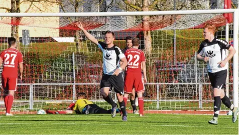  ?? Foto: Walter Brugger ?? Zuletzt jubelten in den Spielen des SV Mering (rote Trikots) immer die anderen – hier der zweifache Gundelfing­er Torschütze Fabio Kühn. Am Sonntag gegen Illertisse­n II soll das anders werden, dann soll unbedingt ein Meringer Sieg her.