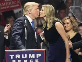  ??  ?? À gauche, Ivanka Trump embrasse son futur président de papa, lors du dernier meeting de campagne dans le New Hampshire, le 7 novembre 2016. À droite, à côté d’Angela Merkel à la Maison-Blanche, lors de la première rencontre (tendue) entre la...