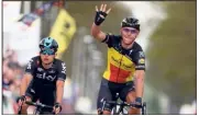  ?? (Photos AFP et EPA/MaxPPP) ?? Philippe Gilbert est sorti vainqueur d’un sprint à deux, face à Michal Kwiatkowsk­i, pour remporter une quatrième fois l’Amstel.