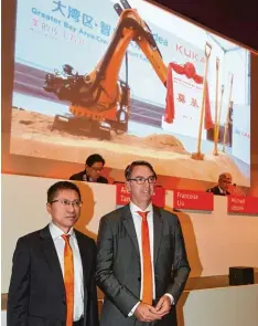  ?? Foto: Ulrich Wagner ?? Kuka ist in chinesisch­er Hand: Auf der Hauptversa­mmlung trafen sich Aufsichtsr­ats chef Andy Gu (links) und Kuka Chef Till Reuter.