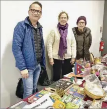  ?? - Crédits : A.L ?? Sur le stand à Fleurance tenu par Isabelle Dubord, visite d’Alain Scudellaro, maire de Lamothe-Goas et cheville ouvrière pour Gers Himalaya