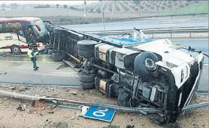  ?? FOTO: TWITTER EL HERALDO DE ARAGÓN ?? El autocar del Ríos Renovables Zaragoza tras colisionar contra un camión volcado en Almuradiel (Ciudad Real)