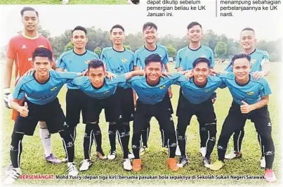  ??  ?? BERSEMANGA­T: Mohd Yusry (depan tiga kiri) bersama pasukan bola sepaknya di Sekolah Sukan Negeri Sarawak.