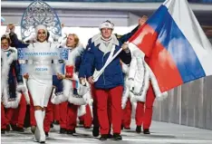 ?? Foto: dpa ?? Einmarsch der russischen Olympia Mannschaft 2014 in Sotschi. Fahnenträg­er war damals Alexander Subkow. Inzwischen ist der zweifache Bob Olympiasie­ger, wie vie le andere russische Athleten, wegen Dopings gesperrt.