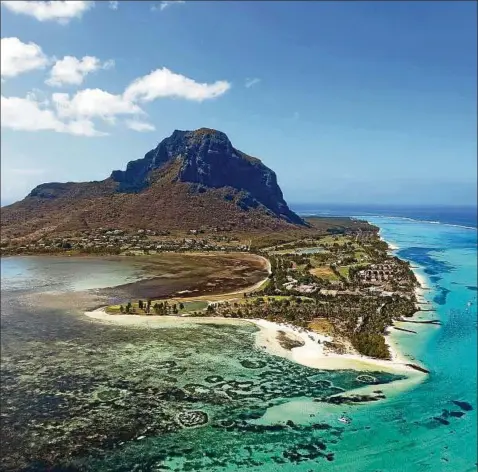  ??  ?? Der Berg Le Morne ist die markantest­e Erhebung von Mauritius. Foto: Mauritius Tourism Promotion Authority/bamba Sourang