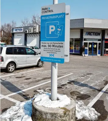  ?? Foto: Thorsten Jordan ?? Mit Schildern wie diesem wird auf dem Parkplatz des Action Marktes in der Holzhausen­er Straße in Landsberg darauf hingewie sen, dass Kunden ihre Parkscheib­e stellen müssen.