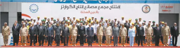  ?? ?? ◼ الرئيس عبدالفتاح السيسى فى لقطة تذكارية عقب افتتاح مجمع مصانع الكوارتز بالعن السخنة