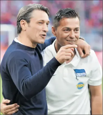  ??  ?? Niko Kovač i Ante Čović u zagrljaju prije utakmice na otvaranju Bundeslige