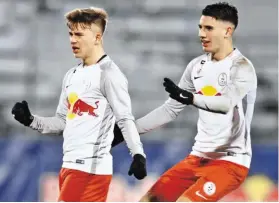  ?? BILD: SN/GEPA ?? Bei Liefering wieder vereint: Schmid (l.) und Szoboszlai.