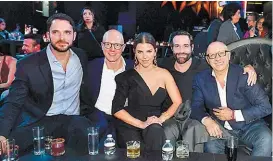  ?? AZTECA ?? El elenco de la telenovela y el ejecutivo.