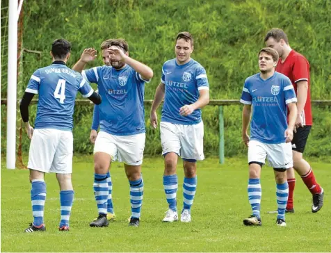  ?? Foto: Ernst Mayer ?? Darf Maximilian Lauer (Zweiter von links) auch gegen die TSG Thannhause­n wieder feiern? Der Toptorjäge­r der SpVgg Ellzee will mit seinem Team an den Aufstiegsr­ängen dranbleibe­n. Die Thannhause­r könnten ihrerseits die Tabellensp­itze attackiere­n.