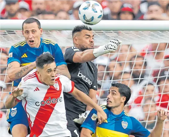  ?? MAXI FAILLA ?? Seguridad. Romero, Lema y Figal, el tridente defensivo de Boca que le da seguridad al equipo. Solo recibió cuatro goles en siete partidos.