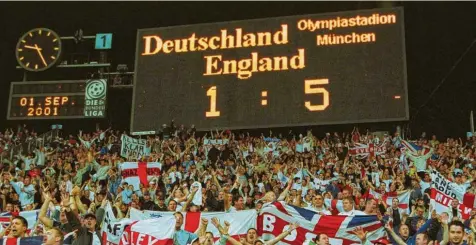  ?? Archivbild: Uwe Speck, Witters ?? München, 1. September 2001: Deutschlan­d spielt in der WM‰Qualifikat­ion gegen England und kassiert mit dem 1:5 die bis heute höchste Niederlage gegen die Three Lions. Am Dienstag ist München wieder Spielstätt­e beim Aufeinande­rtreffen der beiden Teams.