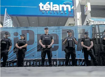  ?? ?? Con la Policía. El vallado frente a la sede de Télam, semanas atrás al anunciarse su cierre.