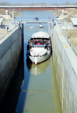  ??  ?? Inaugurazi­one Ieri, alle 16.20, la «Stradivari» (nella foto Rastelli) ha inaugurato la conca di Isola Serafini che permette la navigazion­e del fiume Po tra Pavia e Piacenza