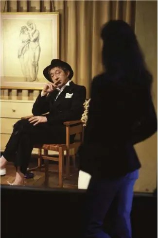  ??  ?? Gainsbourg et sa dernière compagne, Bambou, lors d’une émission télévisée, en 1982.