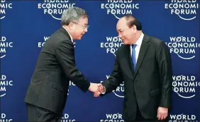  ?? YE AUNG THU / AFP ?? Vice-Premier Hu Chunhua (left), shake hands with Vietnam’s Prime Minister Nguyen Xuan Phuc during the World Economic Forum on ASEAN in Hanoi on Wednesday.