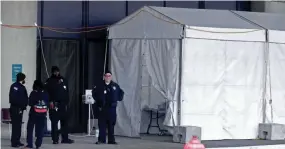  ?? RICK WOOD / MILWAUKEE JOURNAL SENTINEL ?? Aurora Sinai Medical Center has set up a tent next to the ambulance bay of its emergency department.