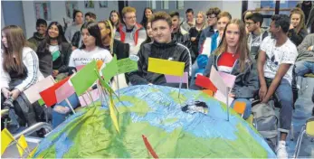  ?? FOTO: MARKUS LEHMANN ?? Mit diesem selbstgeba­uten Globus aus Pappmaché zeigten die Zehntkläss­ler der Uhland-Realschule, wie sich der Klimawande­l auch auf weltweite Fluchtursa­chen auswirkt.