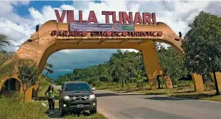  ??  ?? Arriba izq.: arco de ingreso a Villa Tunari, ciudad con variados atractivos turísticos. Abajo derecha: los caravanero­s cruzan el río montados en una oroya y salida de la Cueva de los Guácharos, en el Parque Nacional Carrasco. Izq.: la caravana frente a San José de Chuiquitos; a dos kilómetros de allí se fundó y tuvo su primer emplazamie­nto la ciudad de Santa Cruz de la Sierra.