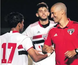  ?? RUBENS CHIRI/SAOPAULOFC.NET ?? Alex se mostra um treinador discreto e atento aos padrões táticos