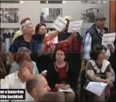  ??  ?? Protesta e djeshme e banorëve të Vlorës në këshillin bashkiak