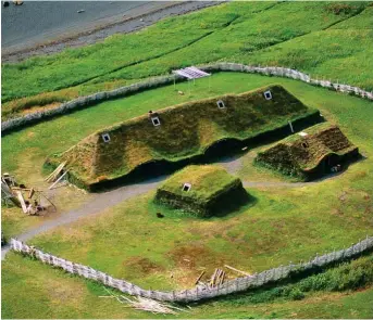  ??  ?? POBLADO VIKINGO. Arriba, vista aérea de L’Anse aux Meadows (Terranova), colonia escandinav­a descubiert­a en 1961 por dos arqueólogo­s noruegos y prueba concluyent­e de la presencia nórdica en el Nuevo Mundo.