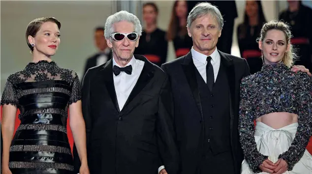  ?? ?? Il cast
Qui accanto, da sinistra a destra: l’attrice francese Léa Seydoux, il regista canadese David Cronenberg, l’attore americano Viggo Mortensen e l’attrice Usa Kristen Stewart ieri sera sul red carpet di Cannes in attesa di assistere alla proiezione della «prima» ufficiale del film «Crimes Of the Future» in concorso al festival