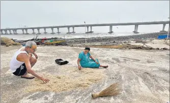  ?? HT ?? Residents of Worli Koliwada dry fish along the coastline. The area was partially decontaine­d on Monday.