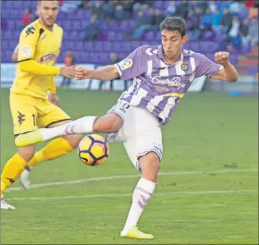  ??  ?? GLADIADOR. Así definió Machín a Mata, que el curso pasado jugó en el Girona.