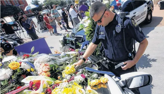  ?? REUTERS ?? El dolor y las ofrendas florales dominaron la jornada posterior a la matanza de cinco policías en Dallas.. El presidente Barack Obama repudió el hecho.