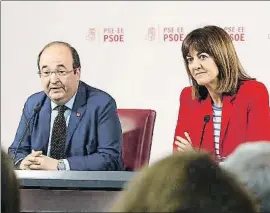  ?? LUIS TEJIDO / EFE ?? “Neutralida­d, no indiferenc­ia”. Miquel Iceta, en Bilbao con Idoia Mendia, resaltó la “exhibición de apoyos notable” de Susana Díaz