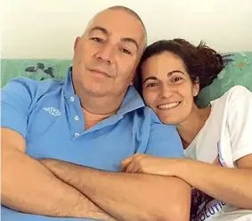  ??  ?? In coppia Mirko Perelli, 46 anni, vice ispettore della Polfer, con la moglie Carla Basile, 43, assistente capo della Questura di Ferrara